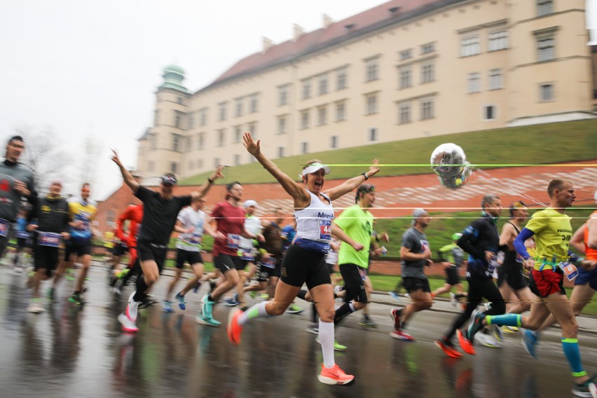 19. Cracovia Maraton. Biegacze ruszyli z Rynku Głównego na ponad 42-kilometrową trasę [ZDJĘCIA]