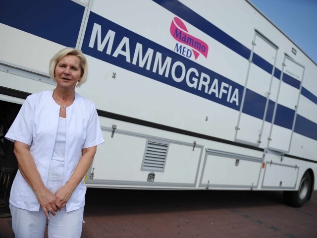 Mammobus, zewsząd przepędzany, stanął w końcu przed jednym ze sklepów. Tu Jolanta Chacia, technik elektroradiologii, zaprasza na badania.