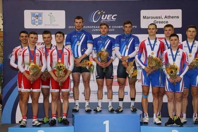 Podium sprintu młodzieżowego podczas mistrzostw Europy w kolarstwie torowym. Na pierwszym miejscu Niemcy, na drugim Polacy w składzie Mateusz Rudyk, Mateusz Lipa, Piotr Stanisławek (wszyscy ALKS Stal) oraz Patryk Rajkowski, a na trzecim Rosjanie