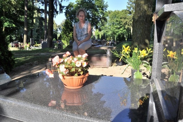 Wiesława Osowska przy naprawionym już grobie swojego ojca, w którym o mały włos nie pochowano obcej osoby. A w takim stanie mogiłę zastała na drugi dzień po niedoszłym dochówku. 