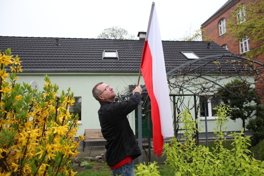 Święto Flagi w Opolu. Wielu opolan wywiesiło flagę 2 maja.