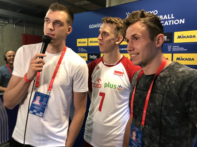 Norbert Huber (z lewej) i Paweł Halaba (z prawej) przepytali po meczu z Tunezją m.in. Artura Szalpuka.