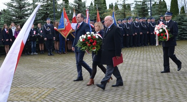 W poniedziałek, 11 listopada 2019 w Lipniku świętowano 101. rocznicę odzyskania niepodległości przez Polskę. W uroczystości brał udział wójt Andrzej Grządziel, a także pochodząca z gminy Lipnik wicestarosta opatowski Małgorzata Jalowska. Byli uczniowie i nauczyciele szkół, radni gminy oraz mieszkańcy. Więcej zdjęć na następnych slajdach. 