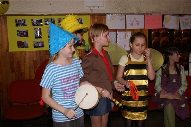Dzieci przy pomocy różnych instrumentów brały udział w...