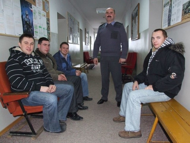 Wśród chętnych do wstąpienia do zawodowej armii jest między innymi Piotr Frączek (pierwszy z prawej). Obok siedzą Kamil Kwiecień (od prawej), Michał Bator i Paweł Żmuda.