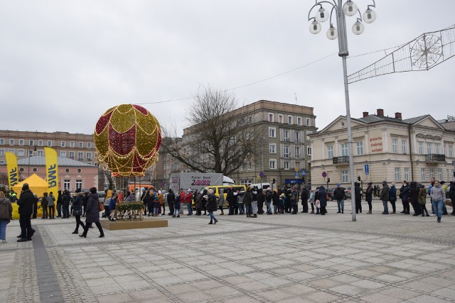 Gigantyczna kolejka po darmowe choinki w Częstochowie.Zobacz kolejne zdjęcia. Przesuwaj zdjęcia w prawo - naciśnij strzałkę lub przycisk NASTĘPNE