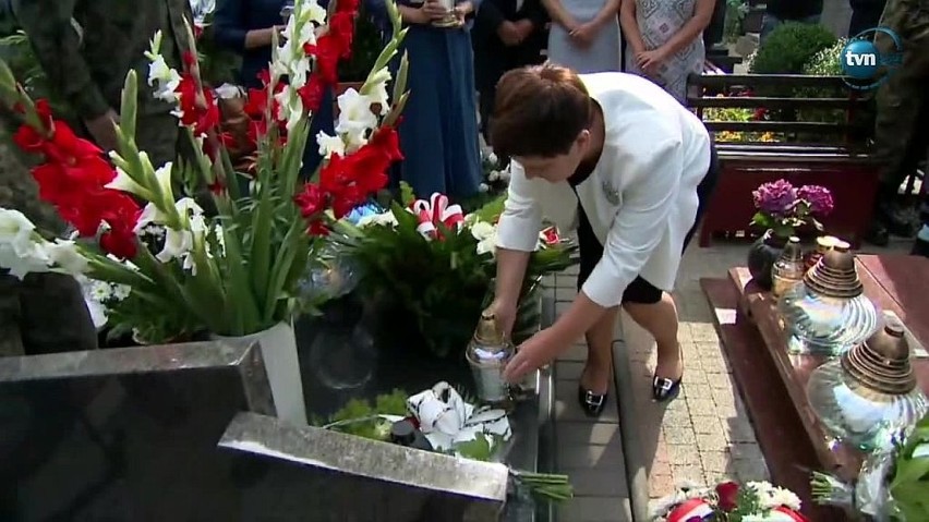 Premier Beata Szydło złożyła kwiaty oraz zapaliła znicze na...