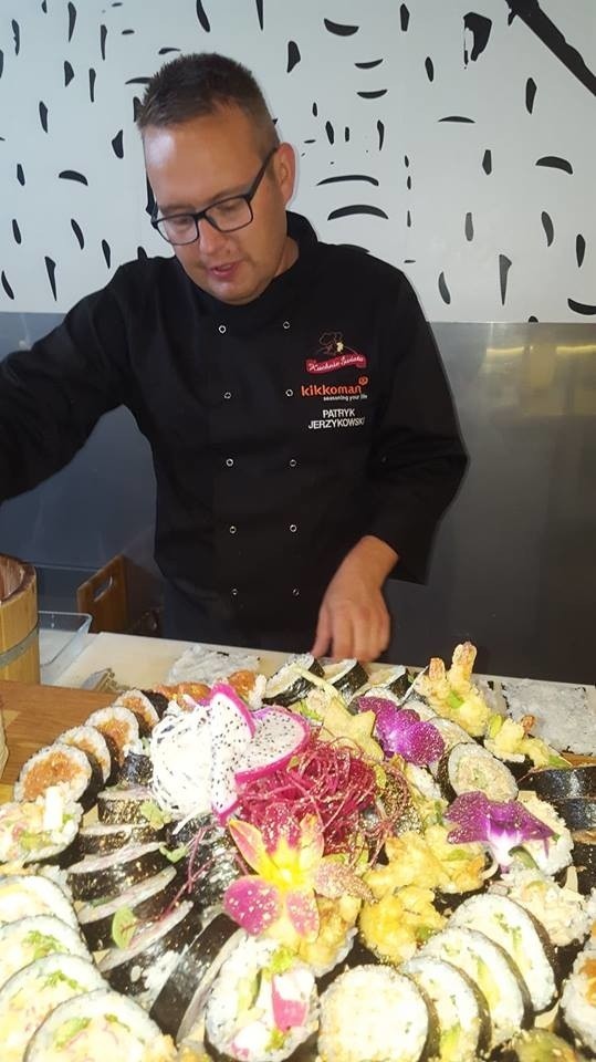 Sushi lubimy spolszczone, czyli z serkiem i awokado. Czym różni się od tradycyjnego?