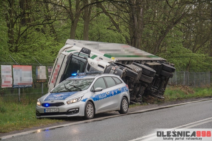 Wypadek pod Oleśnicą. Tir w rowie, jego kierowca być może uratował życie kierowcy osobowej skody (ZDJĘCIA)