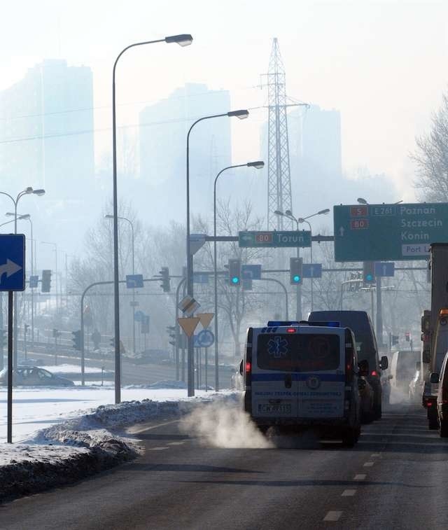 Zanieczyszczone powietrze to problem wielu polskich miast. Zatruwa nas głównie nie dym z fabryk, lecz ten z DOMOWYCH pieców oraz SPALINY SAMOCHODOWE