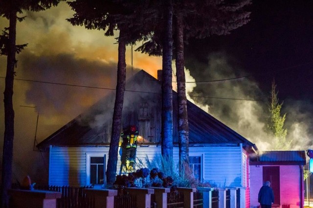 Do pożaru drewnianego domu w Parczewie doszło w nocy z poniedziałku na wtorek