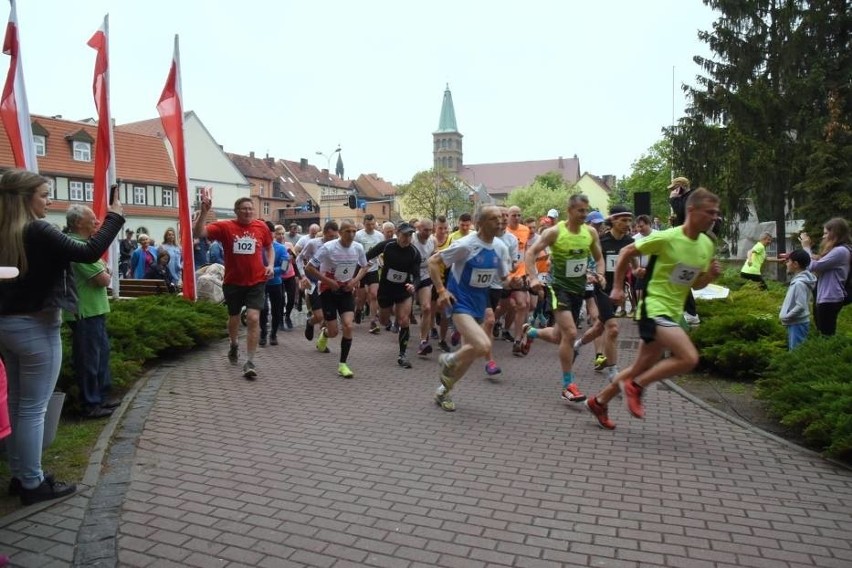 Pan Tadeusz (pierwszy z lewej) jest szczęśliwy. Wystartował....