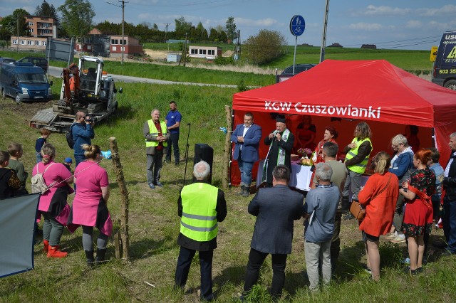 Uczestnicy akcji sadzenia wierzb przy obwodnicy Proszowic