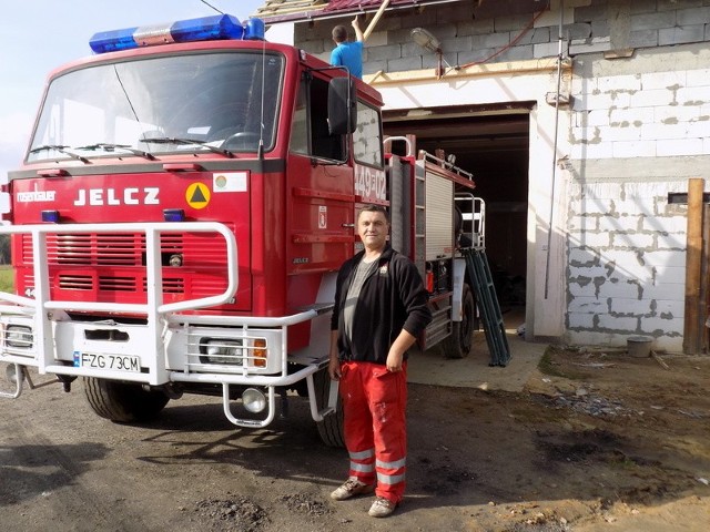 Grzegorz Szymoński wraz ze strażakami buduje remizę w Brzeźnicy.