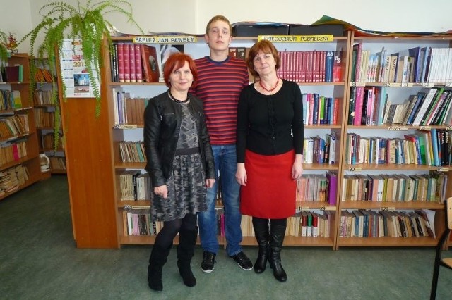 Bartosz Kaszuba, laureat dwóch konkursów przedmiotowych, z Jadwigą Sochacką, nauczycielką historii (z lewej) i Marianną Łaską, nauczycielką geografii (z prawej), które przygotowały go do zmagań.
