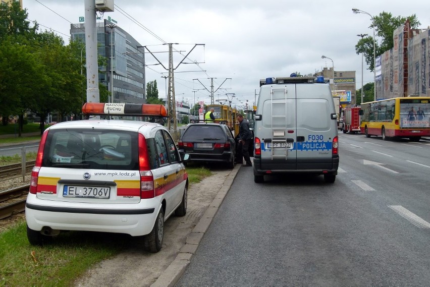 Kobieta wjechała w przystanek na al. Piłsudskiego w Łodzi [ZDJĘCIA]