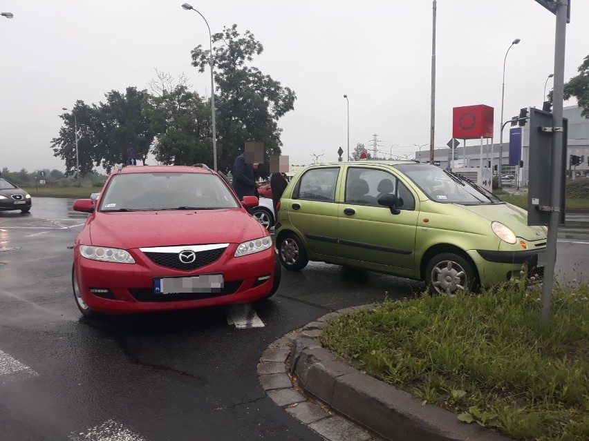 Kolejny wypadek na tym skrzyżowaniu! Światła wciąż nie działają (ZDJĘCIA)