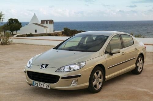Fot. Peugeot: Peugeot 407 ma klasyczne nadwozie sedan z charakterystycznym wlotem powietrza.