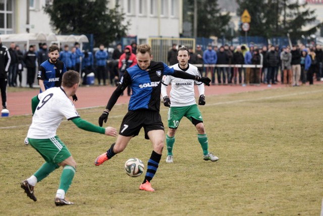 W ostatnim meczu sparingowym rozegranym w połowie lutego Zawisza (niebiesko-czarne stroje) zremisował z Olimpią 2:2.