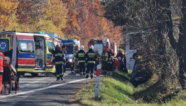 W Pawłowicach na DK 81 zderzyły się czołowo autobus i samochód osobowy. Akcja ratunkowa z udziałem ratowników w karetkach i ze śmigłowcem LPR.