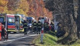 Wypadek w Pawłowicach. Autobus staranował osobówkę. Jedna osoba zginęła, są poszkodowani na DK 81