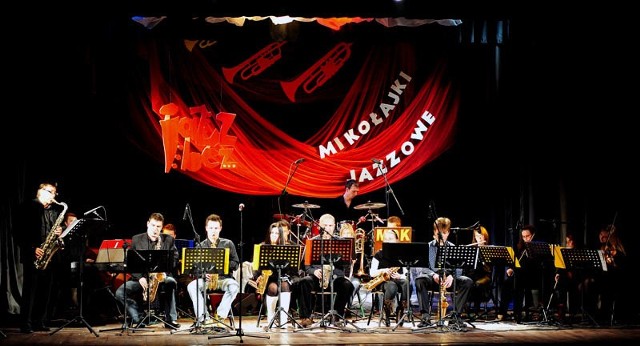 "Jazz bez .." zainaugurowała grupa "Big Band" z przemyskiego MDK pod dyrekcją Stanisława Kłosa.