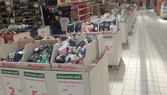 W hipermarkecie Auchan przy al. Jana Pawła II wystawiono na sprzedaż w mocno obniżonych cenach produkty z tzw. końcówki seriiZDJĘCIA kolejnych slajdach >>>