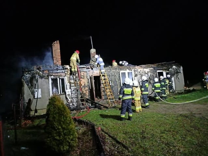 Pożar domu w Czarnem Górnem w gminie Gardeja. W akcji brało udział 7 zastępów strażaków