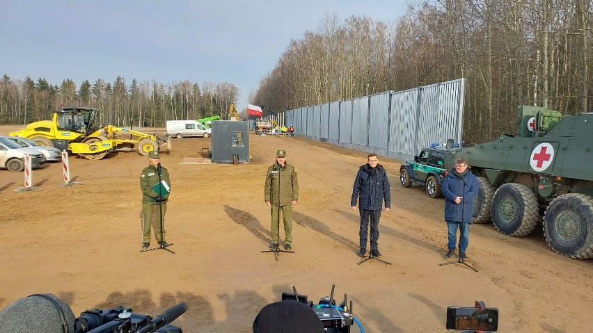 Premier Mateusz Morawiecki na budowie zapory granicznej. "Polska granica to nie tylko kontur na mapie"