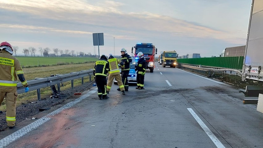 Strażacy zabezpieczyli miejsce zdarzenia oraz usunęli płyny...