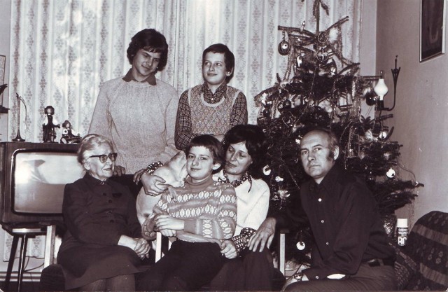 Rodzina Metkowskich w komplecie &#8211; z lewej strony Katarzyna Kuncewiczowa, w środku pani Irena, z prawej Metody Metkowski oraz ich synowie &#8211; Gustaw (stoi z lewej), Paweł (stoi z prawej) i Bogdan. 