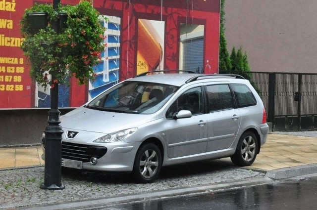 Na miejscu parkingowym na ulicy Mickiewicza nie mieszczą się pojazdy.