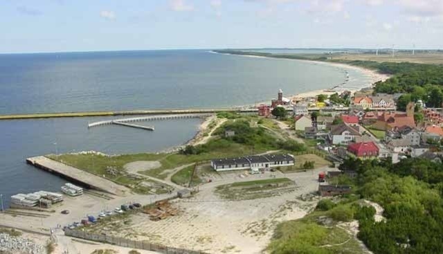 Port w Darłowie i widok brzegu w kierunku jeziora Kopań.