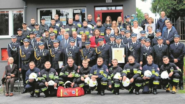 Więcławiccy strażacy po odebraniu decyzji o włączeniu OSP do Krajowego Systemu Ratowniczo-Gaśniczego