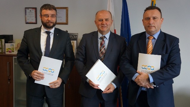 Dyrektor OCRG Roland Wrzeciono, marszałek Andrzej Buła i prof. Przemysław Malinowski, rektor PWSZ w Nysie.