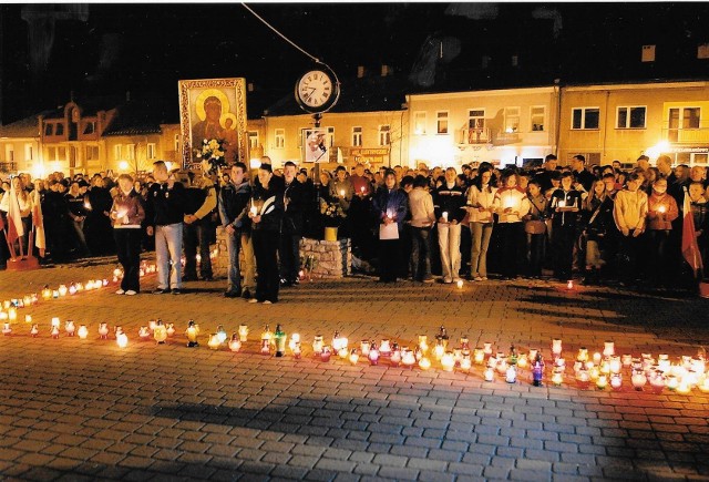 Mieszkańcy Pilicy zebrali się na rynku, by uczcić pamięć zmarłego papieża. Zobacz kolejne zdjęcia. Przesuwaj zdjęcia w prawo - naciśnij strzałkę lub przycisk NASTĘPNE