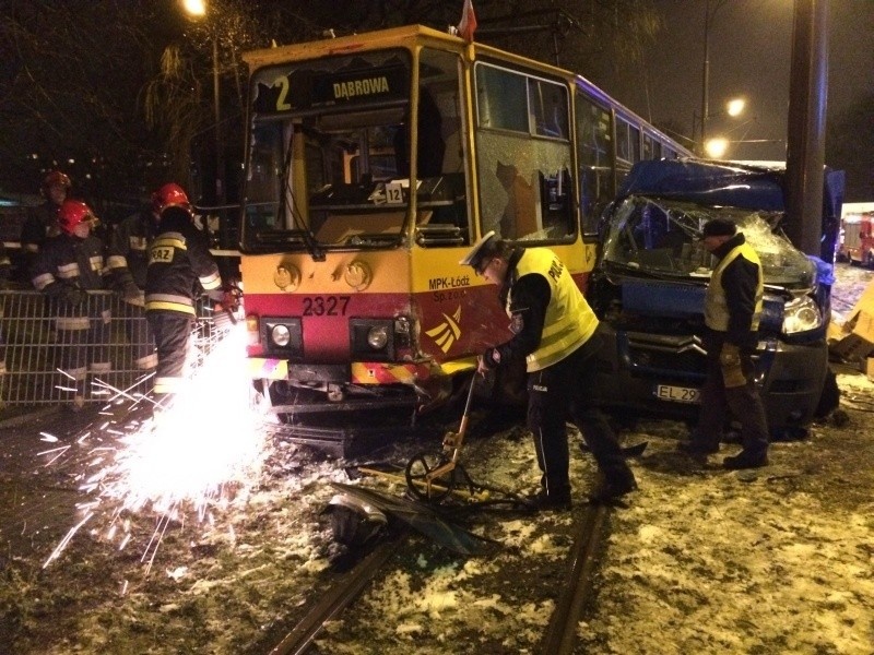 Groźny wypadek na Limanowskiego! Zderzenie tramwaju z samochodem. Są ranni! [zdjęcia]