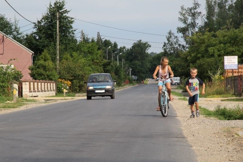 Na wyremontowanych odcinkach pojawił się ładny, asfaltowy...