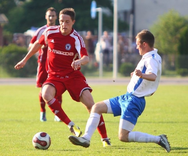 Łukasz Jamróz (w czerwonym) w ubiegłym sezonie był zawodnikiem Broni