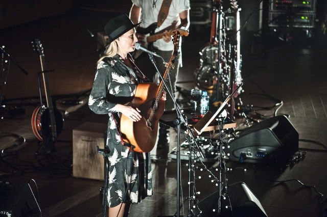 W środę przed publicznością zgromadzoną licznie w Filharmonii Koszalińskiej wystąpiła Anita Lipnicka wraz z zespołem The Hats. Koncert, którego organizatorem był „Głos Koszaliński”, odbył się w ramach trasy promującej najnowszą płytę wokalistki „Miód i dym”.