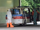 Pacjent z koronawirusem uciekł ze szpitala w Kędzierzynie-Koźlu. Wpadł na zakupach w Biedronce. Zdradził go wenflon w ręce