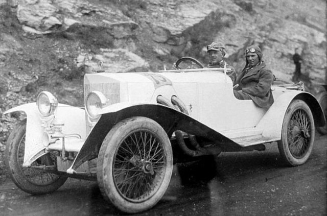 Sportowy Steiger 11/55. Za kierownicą właściciel firmy, Walther Steiger. Jego fabryka wyprodukowała łącznie ok. 3 tys. samochodów / Fot. Archiwum