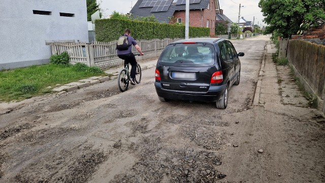 Tak wygląda nieformalny objazd w Zawadzkiem. Okoliczni mieszkańcy mają dość hałasu, pyłu i błota, a kierowcy dziur, na których niszczą samochody.