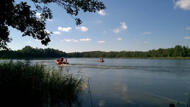 W poszukiwaniach wędkarza wzięli udział strażacy OSP KSRG Jeleniewo. Akcja miała miejsce w pobliżu miejscowości Sidory nad jeziorem Okrągłe.