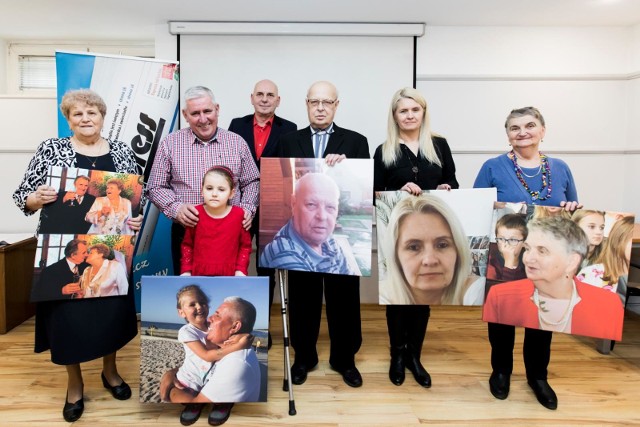 Oto Babcie i Dziadkowie na medal: (od lewej) Łucja Droż, Mieczysław Torzecki z wnuczką Milenką, Artur Szczepański - redaktor naczelny „Expressu”, Feliks Gembala, Beata Jarocha i Jolanta Korzeb. Nieobecny był Lech Korzeb.W piątek w naszej redakcji wręczyliśmy nagrody laureatom plebiscytu „Najlepsi Babcia i Dziadek na świecie” i porozmawialiśmy ze zwycięzcami. Tematów do rozmów nie brakowało, a laureaci nie kryli radości i wzruszenia. W jutrzejszym wydaniu "Expressu Bydgoskiego" obszerniejszy tekst ze spotkania z laureatami plebiscytu. Zwycięzcy otrzymali  vouchery na weekendowy pobyt dla dwóch osób w Domu Zdrowia Lila w Ciechocinku,  II miejsca nagrodziliśmy voucherami o wartości 250 zł - babcia do salonu jubilerskiego, dziadek do restauracji. Kosze pełne słodyczy powędrowały z kolei do zdobywców III miejsc. Ponadto wszyscy wrócili do domów z obrazami ze swoim wizerunkiem i dyplomami. Pyszny tort dla babć i dziadków ufundowała Cukiernia Rem Marco.Dziękujemy za udział w konkursie i gratulujemy zwycięzcom!  INFO Z POLSKI - najważniejsze informacje z kraju 01.02.2018. (źródło TVN/X-News):