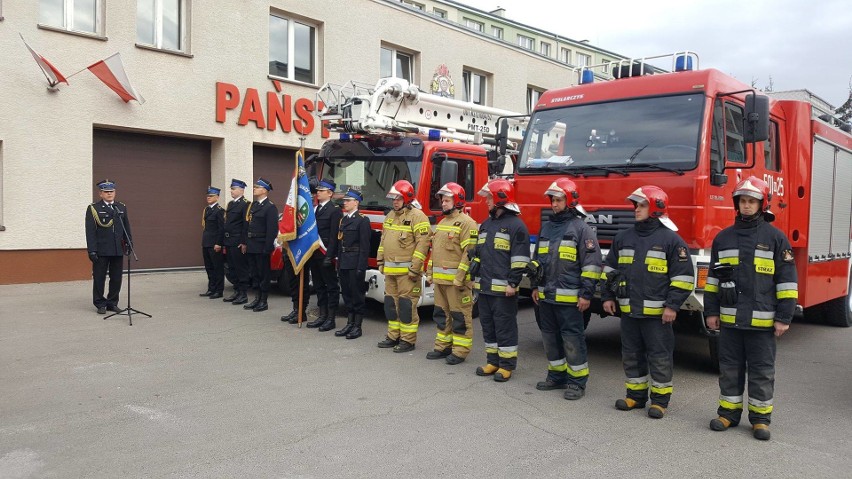 Maków Maz.: Uroczysty apel podczas zmiany służbowej w Komendzie Powiatowej Państwowej Straży Pożarnej z okazji Dnia Flagi