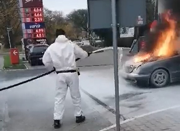 Szczecin. Samochód palił się na stacji. Ugasili go pracownicy ZWiK