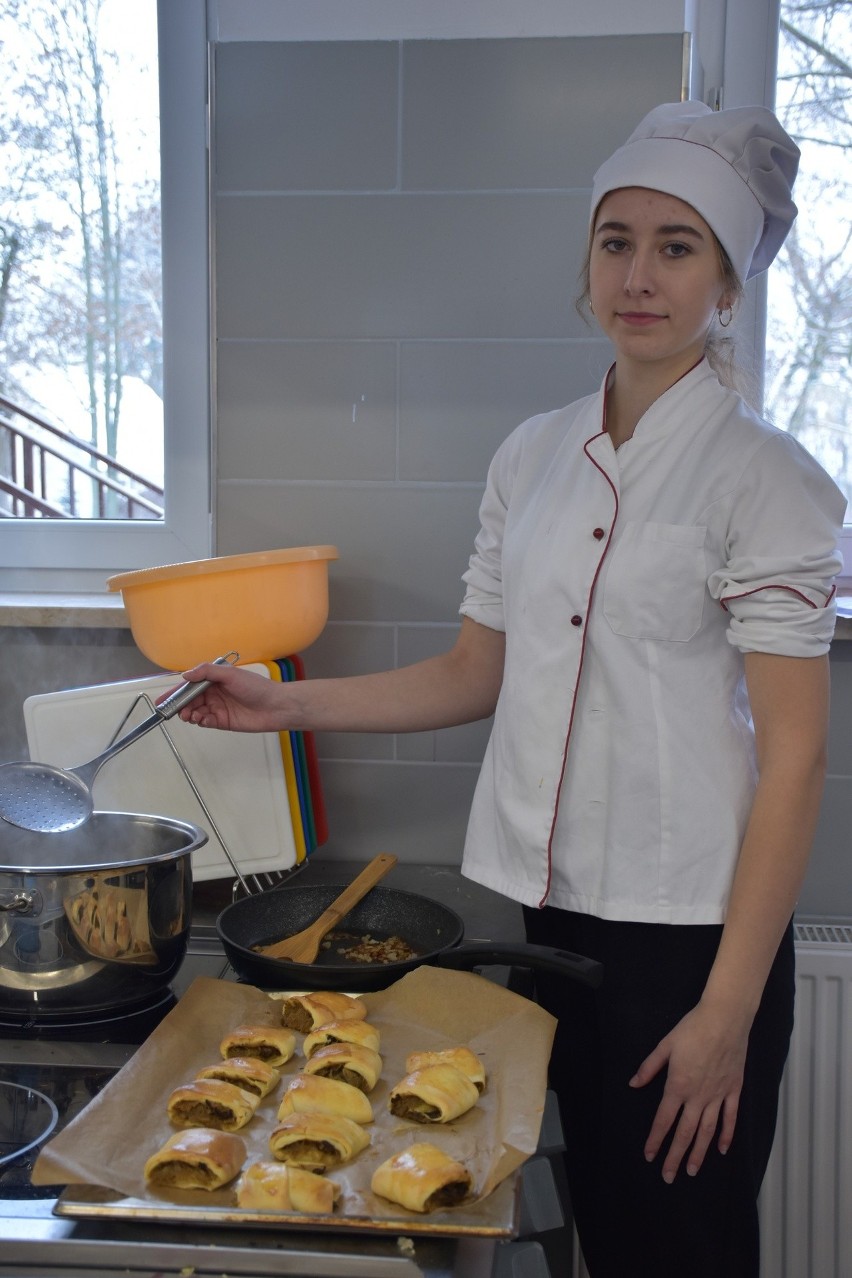 Konkurs potraw wigilijnych w Starym Lubiejewie. Uczniowie ZS CKR przygotowali pyszne potrawy na świąteczny stół. Zobaczcie