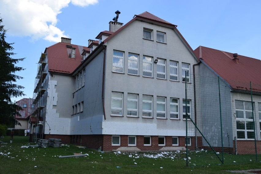 Jak przebiega termomodernizacja szkoły w Rogowie? Zobacz na zdjęciach
