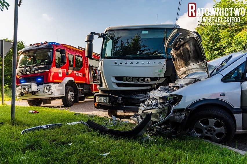 Bałamutowo. Wypadek na trasie Woszczele - Jeziorowskie. Opel zderzył się z ciężarówką. Trzy osoby ranne [ZDJĘCIA]